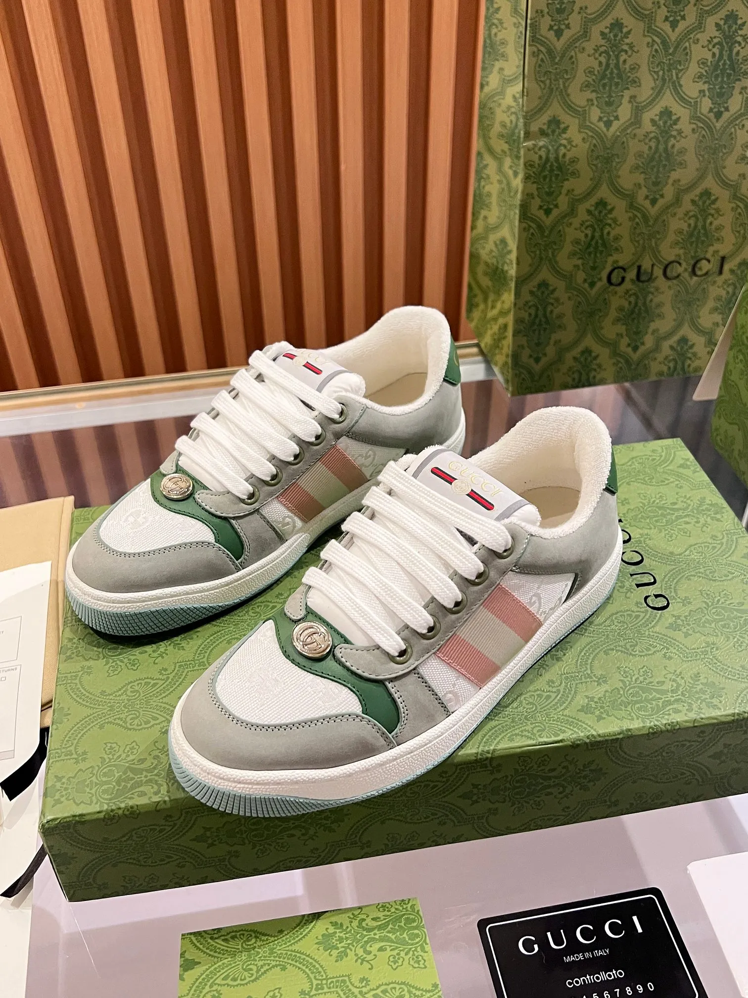 👟👟Ex-factory price 540👟👟 ⚡️Gucci Dirty Shoes Top factory quality, impeccable at the counter, the comfort is incredible. Retro distressed elements, washed retro logo on the tongue, metal double LOGO, 99% recognizable, full of Gucci elements; terry cloth lining, cowhide foot pads and 3mm latex are much more comfortable than real leather shoes. Environmentally friendly TPU wear-resistant outsole, soft and elastic. The inside of the tongue is made of imported elastic bands, which have great tension and won't strangle your feet. I don't develop the shoes without the original version. Only by getting the original version can the shoes be accurate and beat the market version instantly. Every stitch and every stitch is very tight and full. The debugging process is the most painstaking and requires no less than a hundred modifications before it is adjusted to the perfect state so that it can be worn comfortably by all foot types! Size 35-40 women’s model)